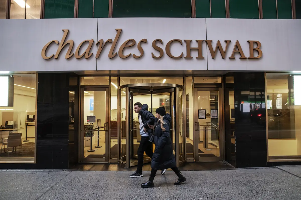 Charles Schwab Starts Sudden Layoffs 2,000 Employees Affected